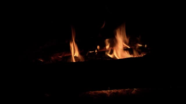 夜晚，木头和煤在黑暗中燃烧视频素材