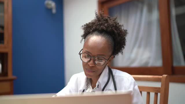 女医生通过在家笔记本电脑上的视频聊天远程与病人进行在线咨询视频下载