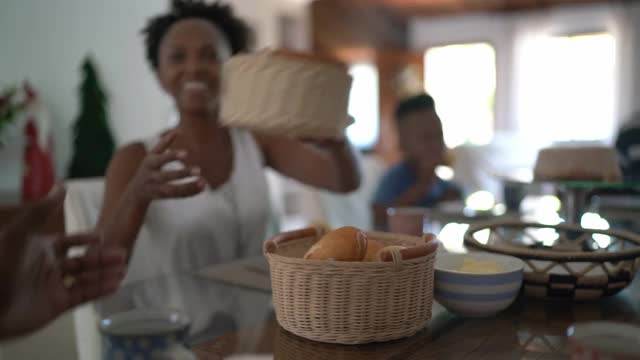 几代人在家里一起吃早餐视频下载
