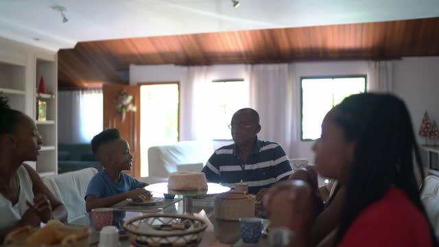 家人在家里吃饭时祷告视频素材