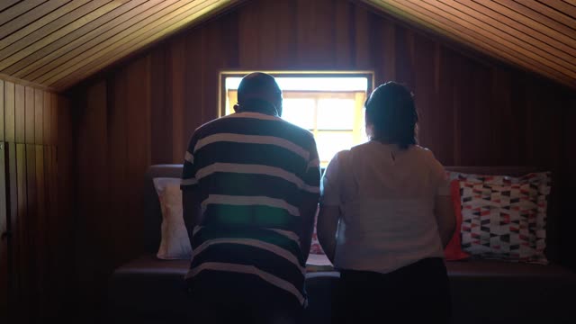 在家里祈祷的老夫妇的后视图视频下载