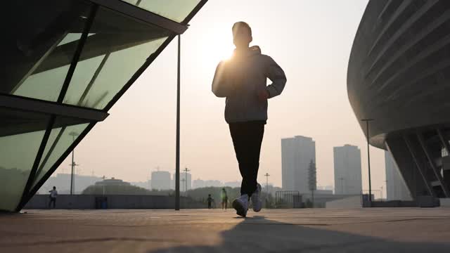 年轻人早上在城市里跑步视频素材