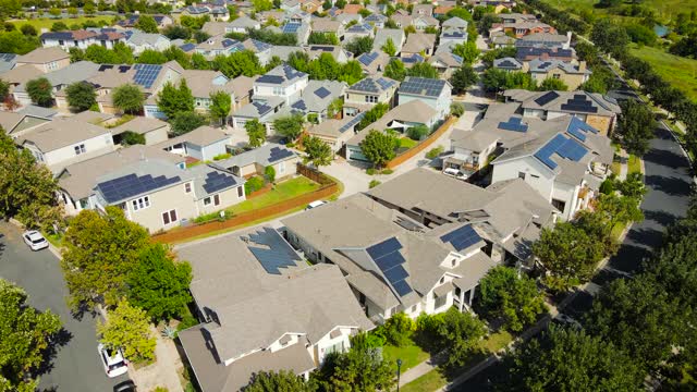 太阳能电池板屋顶郊区房地产社区视频素材