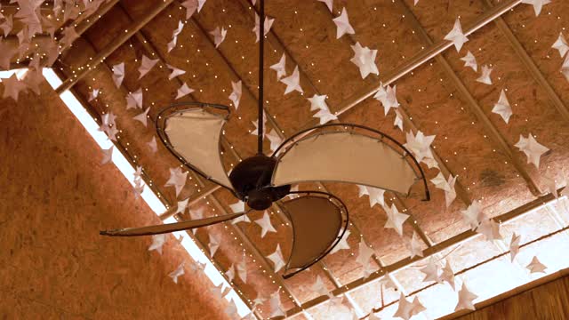 老式吊扇和挂在天花板上的纸星星视频素材