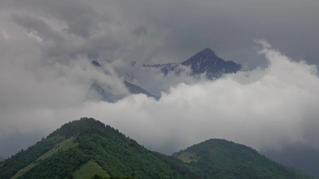 快速移动的戏剧性的云在山上视频素材
