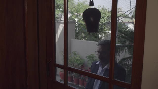 一个男人，丈夫来到家里，在印度感到担心视频下载