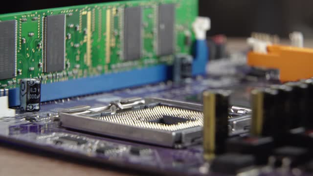 在计算机主板上安装处理器的过程视频下载