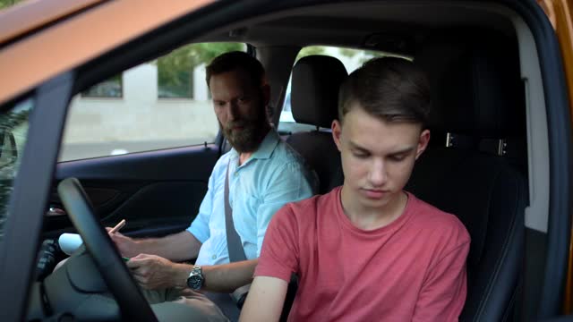 男孩正在参加驾驶考试视频下载