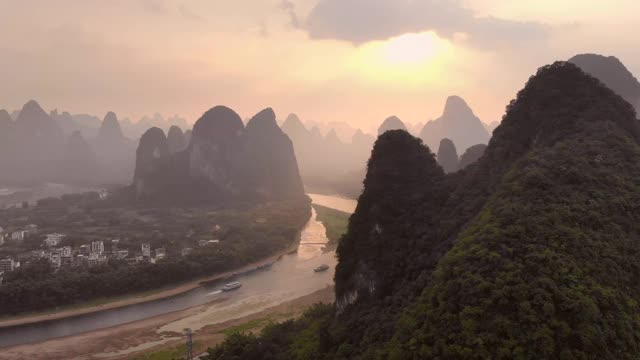 日落时漓江的鸟瞰图，中国最美丽的风景视频素材