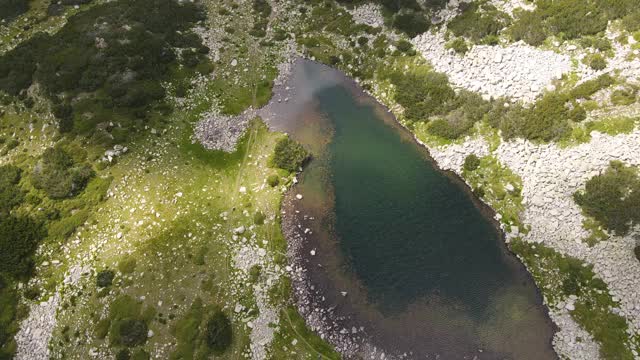 鸟瞰图青蛙湖，皮林山，保加利亚视频素材