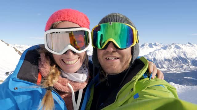 一对年轻夫妇在瑞士阿尔卑斯山的滑雪坡上自拍视频素材