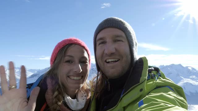 一对年轻夫妇在瑞士阿尔卑斯山的滑雪坡上自拍视频素材