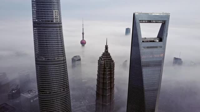 4K无人机拍摄:雾中的上海陆家嘴金融区视频素材