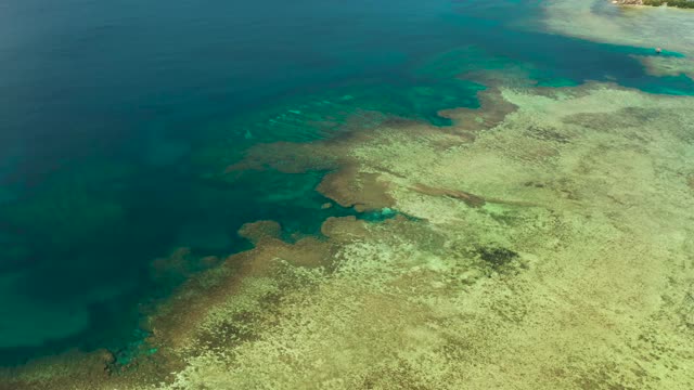 热带岛屿，蓝色的泻湖视频素材