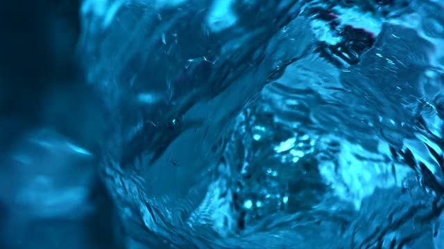超级慢动作:水从水孔中流出的漩涡视频素材