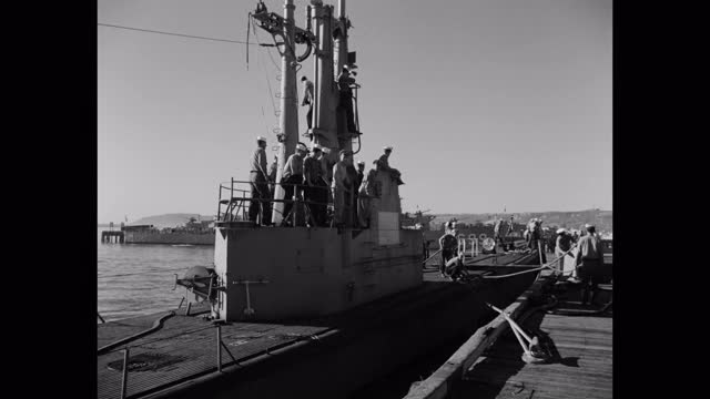 水手在港口停靠美国海军潜艇的广角镜头视频下载