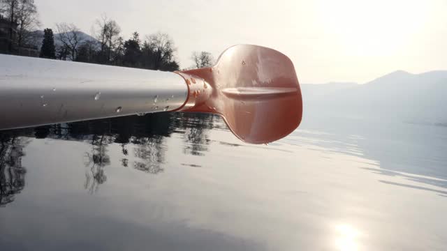近距离的独木舟桨挂在一边。在山上的湖上划独木舟视频素材