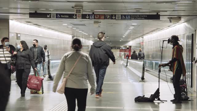 新冠肺炎大流行危机期间的巴塞罗那地铁城市生活视频素材