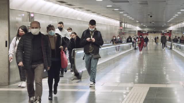 2020年新常态下，巴塞罗那人在地铁上戴口罩视频素材