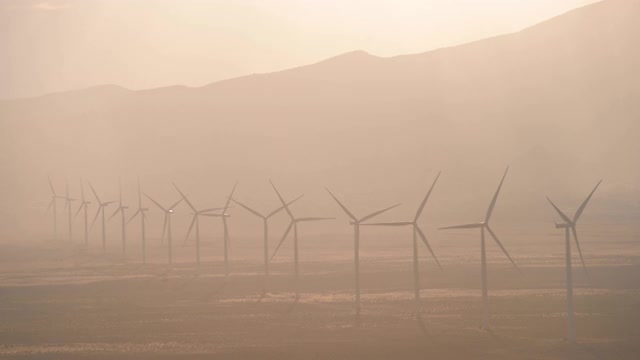背光风力涡轮机创造可持续能源在内华达沙漠农村视频下载