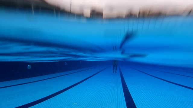 水下亚洲印度运动员游泳蝶泳式视频下载