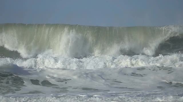大波浪溅。海浪的力量劈开浪花，溅起浪花视频素材