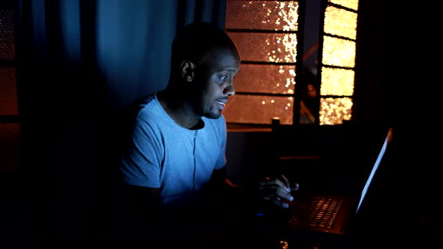 黑人晚上在电脑前工作到很晚视频素材