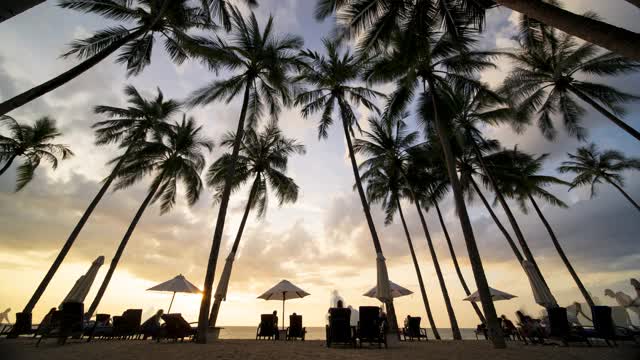 4K时间推移日落椰子树和沙滩椅在泰国攀那。视频素材