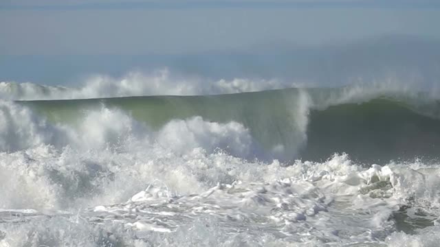 海浪拍打着暴风雨的大海视频素材