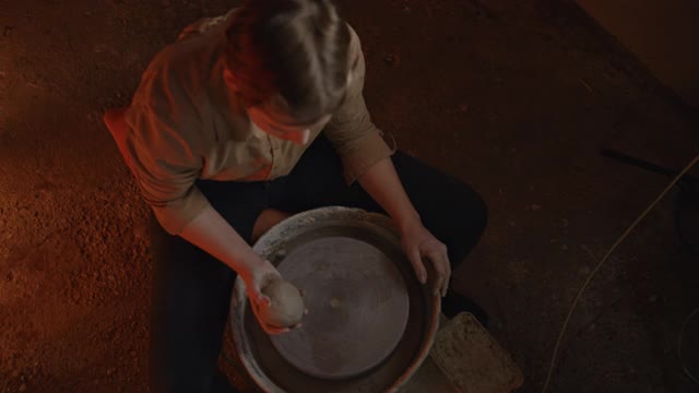 SLO MO在车间里为车轮制作粘土的年轻妇女视频素材