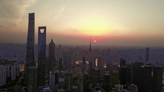 暮色中的上海金融区鸟瞰图视频素材