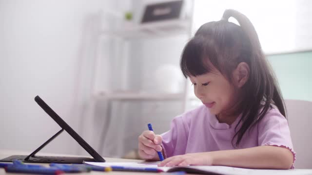 亚洲女孩在线学习与在线家教在家视频下载