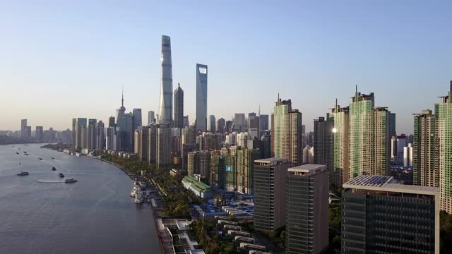 暮色中的上海金融区鸟瞰图视频素材