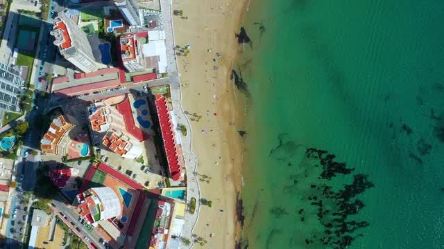 用无人机俯瞰西班牙卡尔普市的海滩。我们可以从上面的海滩上的游客和建筑4K视频素材