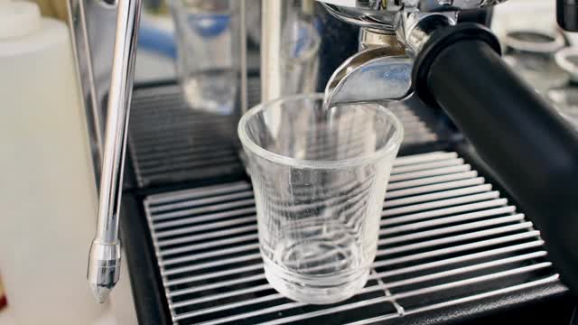 咖啡机将咖啡液倒入玻璃杯视频下载