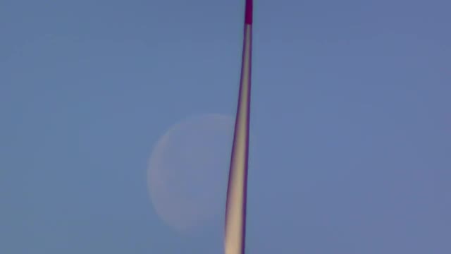 一个风力涡轮机叶片的近距离移动在月亮与蓝天视频素材