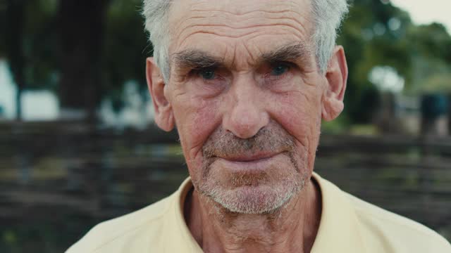 肖像的老皱纹和灰白头发的老人与密切视频素材