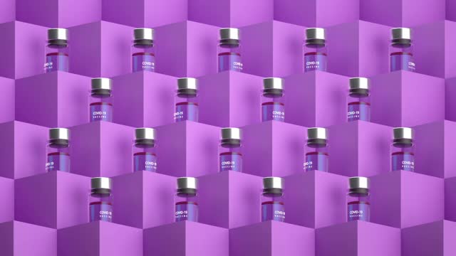 Covid-19疫苗瓶装在立方体上。视频素材