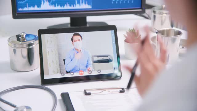平板电脑上的远程医疗概念视频素材