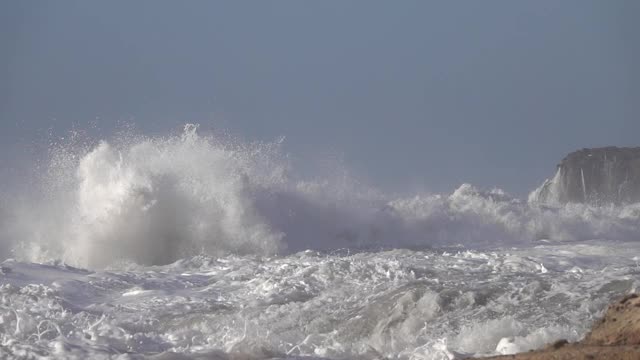 海浪在悬崖上飞溅，慢镜头视频素材