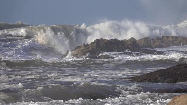 海浪在悬崖上飞溅，慢镜头视频素材