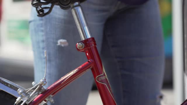 女人锁她的自行车。视频下载