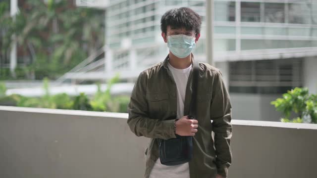 亚洲华人少年在户外戴着防护面罩看镜头视频素材