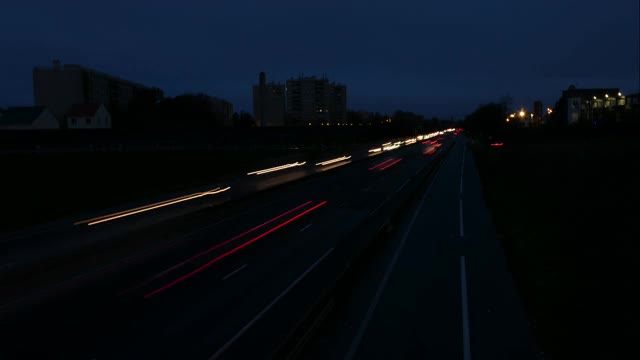 高速公路上汽车从夜晚到白天的时间流逝。视频素材