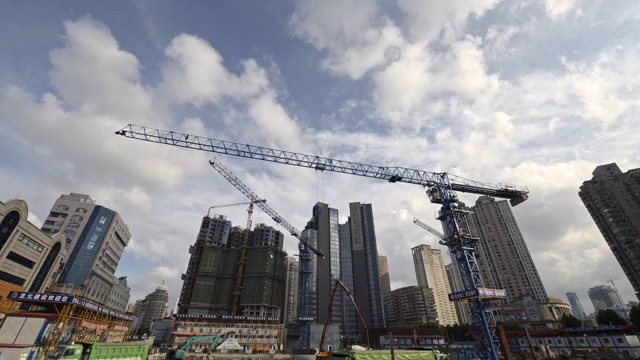 4K延时镜头:上海建筑工地的低角度镜头视频下载