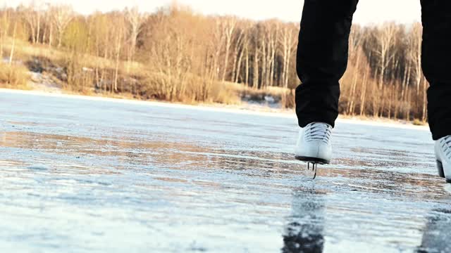冬天，女子在结冰的湖面上滑冰视频素材