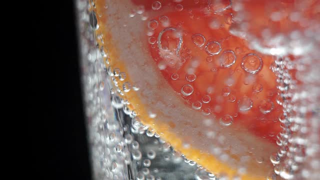 一杯加了葡萄柚和冰的苏打水里的气泡。宏视频素材