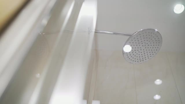 高档酒店浴室的内部。在淋浴间淋浴。豪华酒店的淋浴房。视频素材