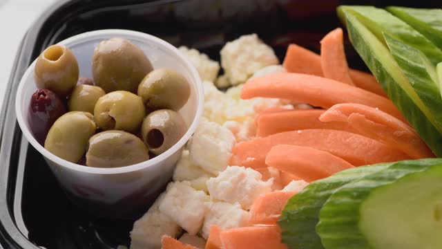 橄榄，羊乳酪，黄瓜片，甜椒和鹰嘴豆泥开胃菜视频下载