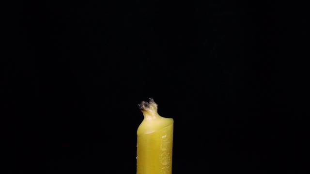 黑色背景上燃烧的蜡烛视频素材